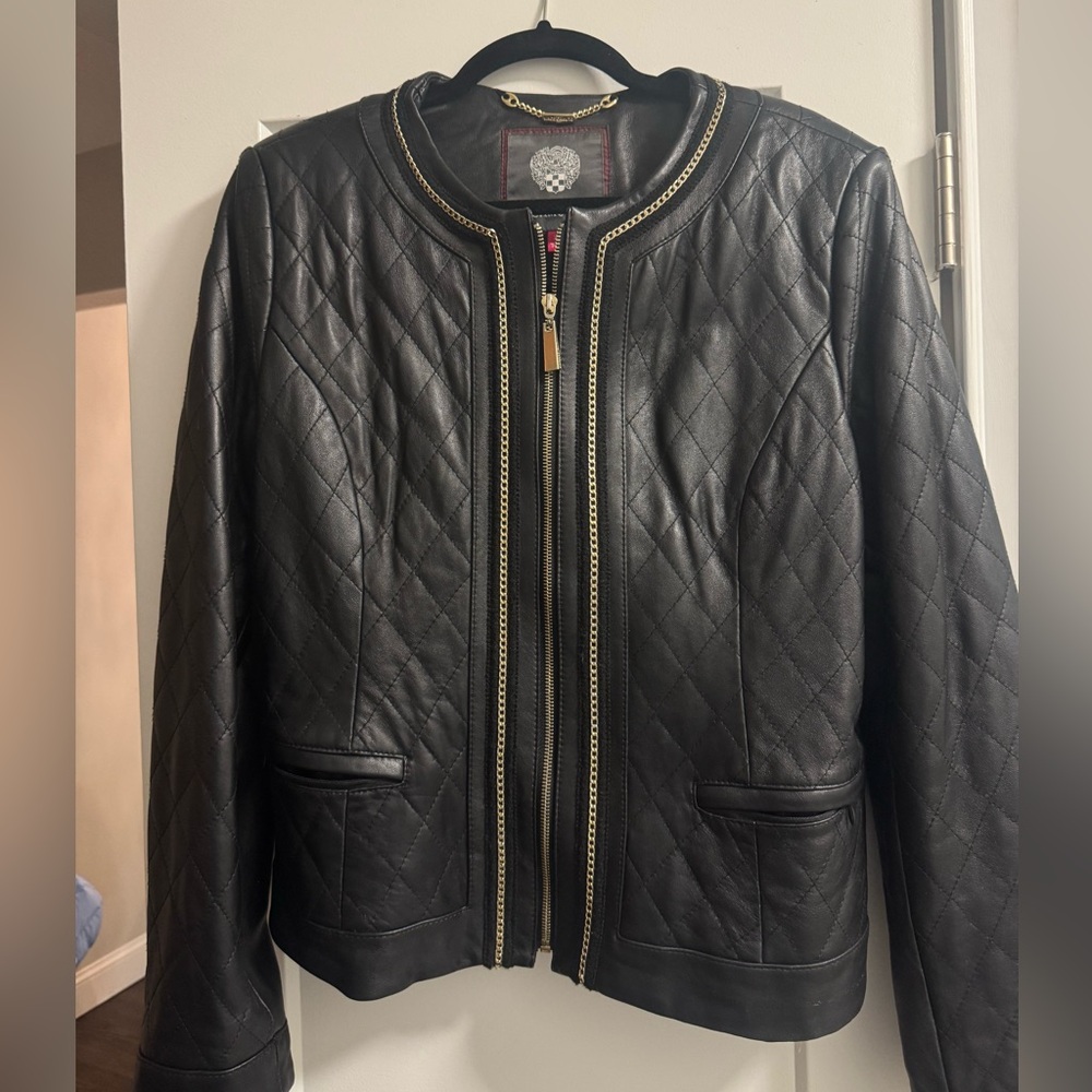 VINCE CAMUTO LEATHER JACKET 
SIZE XL 
BLACK 
QUILTED 
GOLD ACCENTS